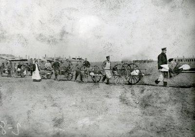 Transport van gewonden, Russisch-Japanse oorlog, 1904 door Russian Photographer